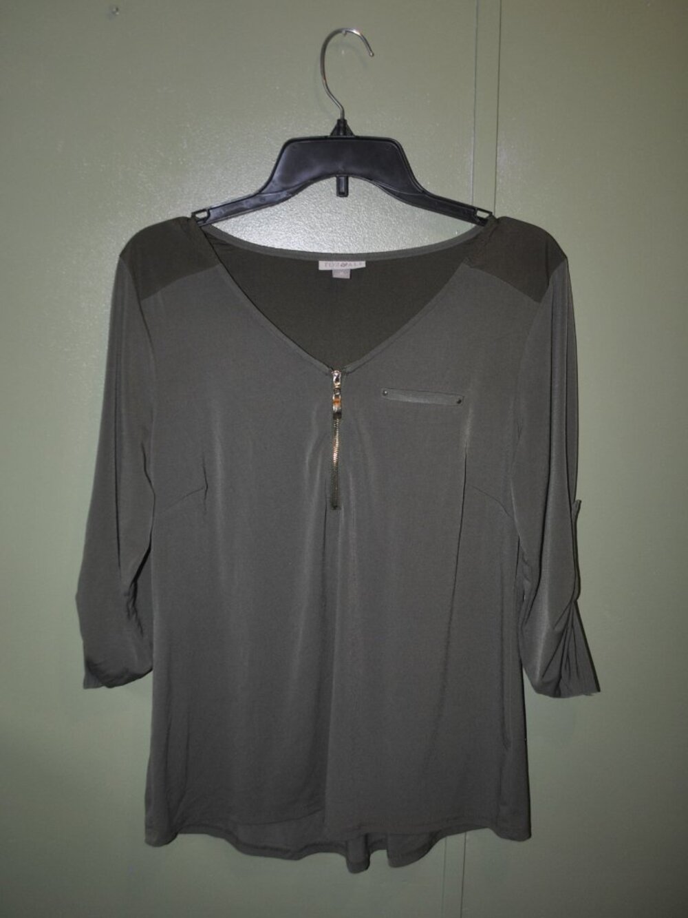 114 Roz & Ali Olive Green Zip Blouse Size M Roll Tab Sleeve - Picture 4 of 8